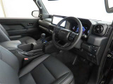 シンプルで使いやすいデザインの運転席です。