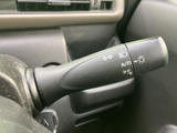 操作しやすい位置に配置されたウインカーレバーは、安全運転をサポートします。直感的に操作でき、スムーズな車線変更が可能です。