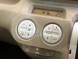 【オートエアコン】一度お好みの温度に設定すれば、車内の温度を検知し風量や温度を自動で調整。暑い&hellip;寒い&hellip;と何度もスイッチ操作をする必要はありません。快適な車内空間には必須の機能ですね♪