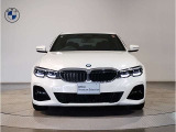 【BMWの伝統】BMWの特徴的な&ldquo;キドニーグリル&rdquo;は、80年以上続く伝統の形でございます。変わらないこだわりのデザインが、プレミアムブランド&ldquo;BMW&rdquo;を創り出します。