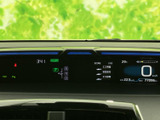 視認性の高いメーター類で、運転に必要な情報を的確に把握できます。走行距離や燃料残量も一目で確認でき、安心の運転をサポートします。