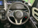 インテリアに合わせたデザインのステアリングは、運転される方のことも考え、運転しやすい形状、大きさです。是非一度、実際に触ってお確かめください。