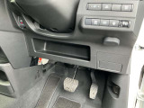駐車ブレーキは指で操作する電動式です