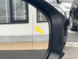 【ブラインドスポットモニター】走行中、ドアミラーの死角になりやすい箇所に後続車が接近するとサイドミラーのレンズに警告を表示!ドライバーに注意喚起をしてくれます。