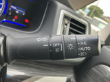 操作しやすいウインカーレバーで、安全な車線変更をサポートします。直感的な操作感で、運転に集中できます。視認性も高く、使い勝手に優れています。