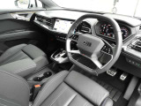 安全で快適な運転をサポートするアウディバーチャルコックピット。多機能でありながら優れた操作性で、シンプルで美しいインテリアデザインに溶け込んでいます。