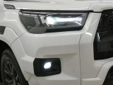 LEDヘッドライトです。デザイン性がよくとても明るいので、夜間の走行や悪天候でも安心です。しかも長寿命!