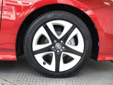 純正17インチアルミ!タイヤサイズは215/45R17です