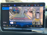車両を空から眺めるような視点のアラウンドビューモニター付きバックカメラ。死角を減らし駐車時の安心感を高めます。