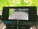 後方確認がこれほど安心なのは、この車両ならでは。狭い道や駐車時も、安全にサポートしてくれる頼れる機能が備わっています。