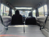 後席を倒した状態です。荷室は防汚素材で汚れてしまっても拭き取りができます。
