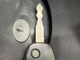 【キーレス】少し離れた場所からでもボタン一つでドアの開錠・施錠ができるのでとっても便利!ドアの鍵穴周りに傷をつけることもありません♪
