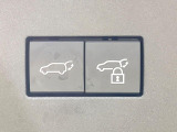 【パワーバックドア】スマートキーや運転席のボタンを押すだけでリアゲートが自動で開閉します!荷物を持っている時や、高い位置にあるバックドアを閉める際に便利な機能です♪