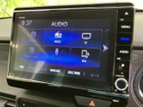 多彩な機能を備えたオーディオ画面。CDやラジオに加え、最新のスマホ連携も可能です。快適なドライブのお供に、お気に入りの音楽を楽しみましょう。
