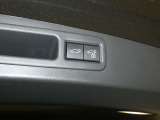 【パワーバックドア】パワーバックドア装着車です。ボタンを押すだけ、力要らずでドアの開閉が可能になります。