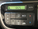 【オートエアコン】一度お好みの温度に設定すれば、車内の温度を検知し風量や温度を自動で調整。暑い&hellip;寒い&hellip;と何度もスイッチ操作をする必要はありません。快適な車内空間には必須の機能ですね♪