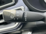 雨天時でもクリアな視界を確保できるワイパーレバー。運転の安全性を高めます。