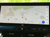 見やすい地図表示で、目的地までスムーズに案内。渋滞情報もリアルタイムで確認でき、効率的なルートを選択できます。長距離ドライブも安心です。