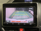 車両後方の映像を映すバックモニター。進路を確認しながら安全に車庫入れできます。