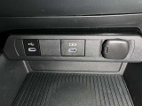 スマホやiPodを直接カーオーディオに接続できるAUX・USB端子や、携帯の充電などに便利なUSBポート(USB Type-C)を装備!車内にあると便利なアイテムのひとつですね