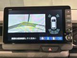 リバースギアに入れるだけで後方の表示へ切り替わります。夜間や雨の日の駐車も楽になりますよ。