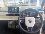 運転席まわり。スイッチやレバー等が使いやすく配置されています。