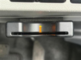 【ETC】有料道路を利用する際に料金所で停止することなく通過できる、ETC車載器(ノンストップ自動料金収受システム機器)が装備されています。セットアップを行うことで利用可能になります。