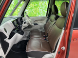 運転しやすい操作性で、スムーズなドライブをサポート。見やすいメーター類と、手に馴染むステアリングが快適な運転を支えます。