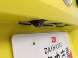 バックカメラ:運転席から見えにくい車の後方をカメラの映像を通して確認できます。駐車や切り返しが安心して行えます。