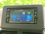 多彩な情報を表示するモニターは、運転中の操作をサポートします。車両情報や設定変更など、必要な情報を一目で確認できます。利便性を高めます。