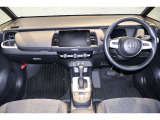 操作性に優れた運転席となります!小物入れや各ボタンの配置にこだわり、使いやすいです!座り心地もよく視認性も良好なのでロングドライブもお任せ下さい!