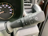 操作しやすい位置に配置されたウインカーレバーは、直感的に操作可能。スムーズな車線変更や右左折をサポートします。オート機能も搭載し、快適な運転を支援します。