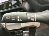 雨天時でもクリアな視界を確保。操作も簡単で、運転に集中できます。雨の日でも快適なドライブをサポートします。視界の確保は安全運転に。