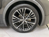 純正のアルミホイール装着。タイヤサイズは195/50R19