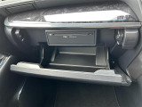【グローブボックス】大容量のグローブボックスです!!車検証ケース他、日頃使う小物類の収納スペースもたくさんあります!