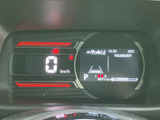 視認性の高いメーターで、運転に必要な情報を的確に把握。運転に集中できるシンプルなデザインです。走行距離も確認できます。