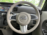 握りやすいステアリングで、運転操作をスムーズに。操作性にも配慮した設計で、快適なドライビングを提供します。