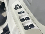 【電動格納ミラー】サイドミラーは電動格納式となっており、狭い駐車場でもキズがつくリスクを抑えられます。