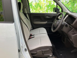 広々とした室内空間で、ゆったりとドライブを楽しめます。運転席からの視界も広く、運転操作も快適です。