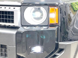 【LEDヘッドライト】悪天候や夜間走行時も良好な視界を確保し安心して運転できる高輝度LEDヘッドライトを装備!点灯速度が早く、消費電力も抑えられています。