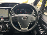 インテリアに合わせたデザインのステアリングは、運転される方のことも考え、運転しやすい形状、大きさです。是非一度、実際に触ってお確かめください。