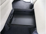 二列目シートの下に小物入れがあります。