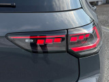 ダイナミックターンインジケーター付き3DのLEDテールランプ。ウィンカーの光が流れるように点滅、後続車からの視認性が高まり、万一の追突の危険性を軽減します。