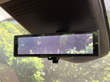 【インテリジェントルームミラー】後席の大きな荷物や同乗者で後方が確認しづらい時でも安心!カメラが撮影した車両後方の映像をルームミラー内に表示。クリアな視界で状況の確認が可能です!