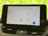 見やすい地図画面で、目的地までスムーズに案内してくれます。周辺情報も充実しており、運転中の不安を解消してくれます。