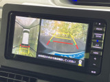 後方確認をサポートし、安全な駐車をアシスト。ガイドライン表示で、狭い場所でもスムーズに駐車できます。