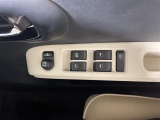 【パワーウインドウ】運転席のスイッチで、各席の窓ガラスの開閉ができます。あると便利ですよね。