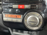 【オートエアコン】一度お好みの温度に設定すれば、車内の温度を検知し風量や温度を自動で調整。暑い&hellip;寒い&hellip;と何度もスイッチ操作をする必要はありません。快適な車内空間には必須の機能ですね♪