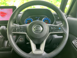 握りやすいステアリングは、長時間の運転でも疲れを軽減。オーディオやハンズフリー通話など、便利な機能も操作可能です。快適な運転体験を。