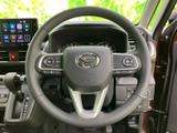 握りやすい形状のステアリングは、長時間の運転でも疲れにくい設計。操作性にも優れており、スムーズなドライビングをサポートします。ステッチも施され、上質な印象です。